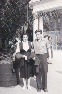 S maminkou na kolonádě v Mariánských Lázních, kde Václav Soldát organizoval "festival" amatérských souborů na kolonádě (1959)