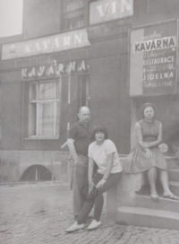 Dobová fotografie před kavárnou