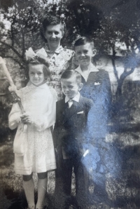 Manželka Karla, dcera Zdeňka a shora synové Erich a Willy, první svaté přijímání, Hlučín, počátek 60. let