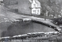 Dobová fotografie vodní nádrže v Gruntě