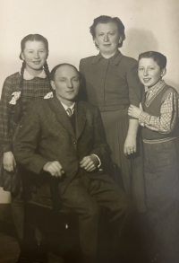 S rodiči a se sestrou
