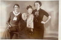 Čtyři generace žen, Babička Helena Drboutova (vlevo), Prababicka Anna Fiedlerova z Trutnova dole, pamětnice Erna Austová a vlevo její maminka Erna Austová.