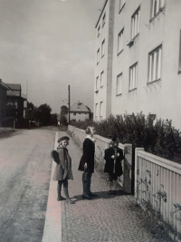 Cesta do školy -první školní den, pamětnice je vpravp, Varnsdorf, 1938