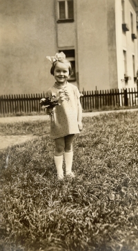 Varnsdorf - pamětnice před dommm, rok 1936
