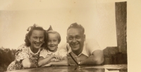 Na rodinné dovolené, vlevo maminka Erna Austová, veprostřed Erna Austová, vpravo tatínek Bohuslav Aust (berní tajemnik), rok 1939
