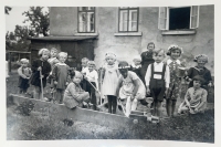 Mateřská škola ve Varnsdorfu, Erna A. sedí na obrubniku, ,rok 1935