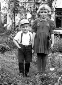 Alena Chyská s bratrem Jiřím (r. 1939)
