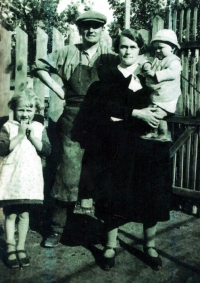 Alena Chyská s bratrem a rodiči v Bilichově (r. 1938)