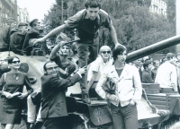 Arnošt Goldflam prodává tank, srpen 1968_2