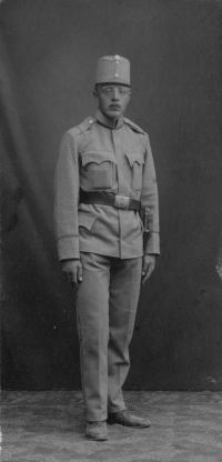 Otec pamětnice ve vojenské uniformě