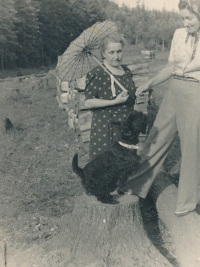 Babička a matka Jany Budíkové se psem  zvaným Mikin, asi 1937