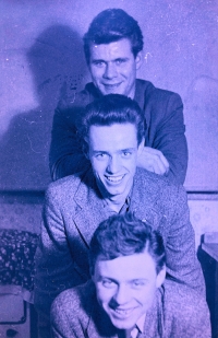 Stanislav Zámečník (uprostřed) s bratry