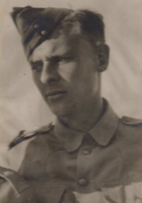 Bratr  Zdimír Toušek v roce 1942