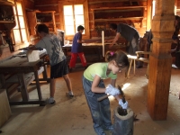 Při ekovýchovném kroužku „Ledňáček“ (předchůdce „Svobodné školy Ronja“) se vyráběly i ptačí budky, 2009