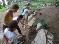 Tvorba „Krajiny na dlani protkané motýlí stezkou“, manželka Mia s dětmi z ekovýchovného kroužku „Ledňáček“, 2012