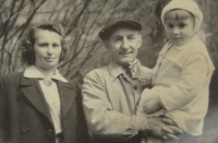 Prarodiče Elfrieda a František Křížkovi, máma Eliška, 1954