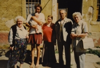 Před budovou skanzenu v původním stavu. S původními německými majiteli Herbigovými, kteří byli po válce odsunuti, s dcerou Soňou a tehdejší manželkou Lucií, 2000