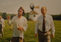 S ministrem životního prostředí Liborem Ambrozkem před větrným mlýnem, 2003