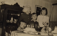 Bratr Jirka, babička Elfrieda, bratr Pavel a Zbyněk Vlkovi, 1983