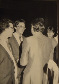 Předávání maturitního vysvědčení, 1990