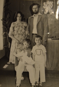 S rodiči, bratrem Jirkou a bratrem Pavlem při vítání občánků k narození bratra Jirky, 1980