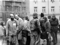První povolená demonstrace na Škroupově náměstí v roce 1988, vlevo tehdejší pamětníkova manželka Michaela Mayerová, třetí zleva Stanislav Devátý, vpravo Rudolf Battěk