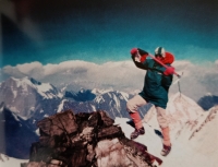 Dina Štěrbová na vrcholu Noshaqu (7495 m), Hindúkuš, při sólovém výstupu