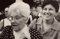 Eva Koutecká na svatbě své studentky a kamarádky Aleny Linhartové