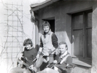 Členové skupiny HRC (Hrádecký rockový cirkus), pamětník vlevo, 1981