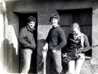 Skupina HRC v roce 1981, pamětník uprostřed