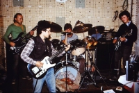 Skupina HRC během koncertu v roce 1983, pamětník s kytarou vpravo