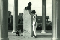 Se synem Jiřím u památníku spisovatele Hemingwaye na Kubě, 2. polovina 60. let