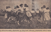 Při předsletových hrách na Strahově v roce 1948 (Jarmila Macnerová pod zakresleným křížkem)