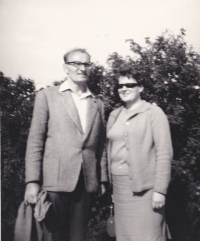 Jarmila Macnerová se svým manželem Adolfem na Letné, 80. léta