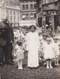 Jarmila Macnerová na slavnosti Božího těla v roce 1938 (malá holčička vlevo)