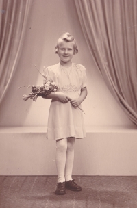 Jarmila Macnerová během prvního svatého přijímání, 1942