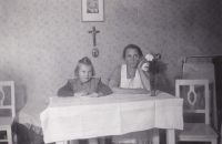 Jarmila Macnerová se svou tetou na Žižkově, cca 1942