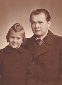 Jarmila Macnerová se svým otcem Antonínem Sochou, 1942