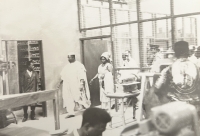 Ministr financí Festus na návštěvě v obuvnické továrně v Sapele, 1965