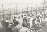 Slavnostní otevření rekonstruované továrny v Sapele (modrým křížkem na fotografii označený Jiří Procházka), leden 1966