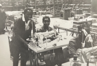 Dělnice v továrně v Sapele, 1966