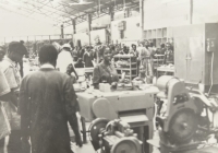 Pracovní směna v továrně v Sapele, 1966