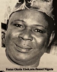 Nigerijský ministr financí Festus, který dohlížel na práci odborníků z gottwaldovského Svitu v Sapele, 1965