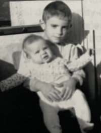 Syn Jiří (1959) se sestrou Táňou (1965)
