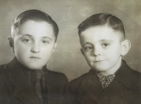 Jiří Procházka (vlevo) s bratrem Milošem, 40. léta
