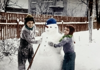 Bratři Procházkovi na zahradě babiččina domu v Dlouhé ulici ve Zlíně, 40. léta