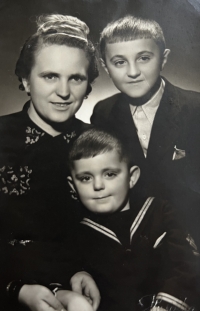 Maminka Marie se syny Jiřím a Milošem, 1942