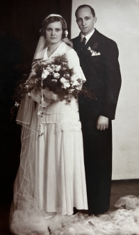 Marie a František, rodiče Jiřího Procházky, svatební fotografie, 1932