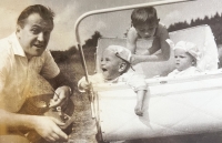 Jiří Procházka s dětmi, 1966