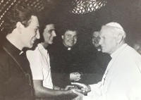Jan Wirth (zcela vlevo) s papežem Janem Pavlem II.